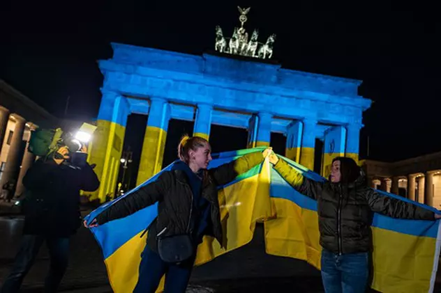 Clădiri-cheie din Berlin și Pars, iluminate în culorile albastru și galben, în semn de solidaritate cu Ucraina