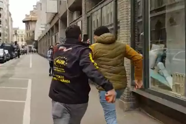 VIDEO. Momentul în care George Simion aleargă după un bărbat la Universitate: „Ești jandarm sau nu ești jandarm?”