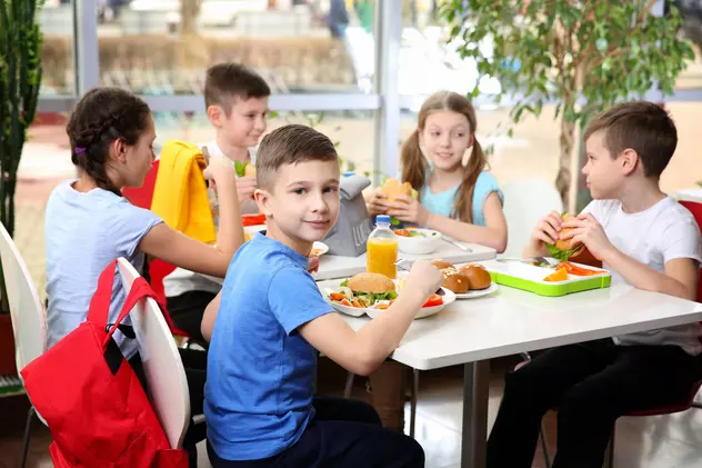 România are programul „Masă Caldă” în 150 de școli, Finlanda dă un prânz cald gratuit elevilor din anii ‘40