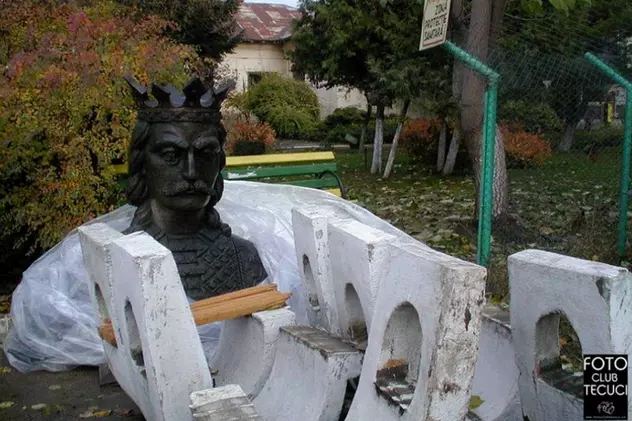 Un bust de 1,5 tone al lui Ștefan cel Mare a dispărut dintr-o fostă unitate militară din Tecuci. Primar: „L-au topit”
