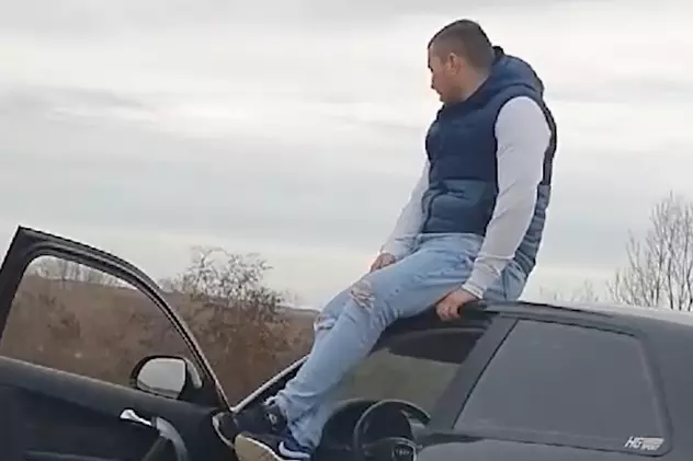 VIDEO | Șofer urcat pe capotă în mers, în Suceava. Poliția nu are cadrul legal să-l pedepsească