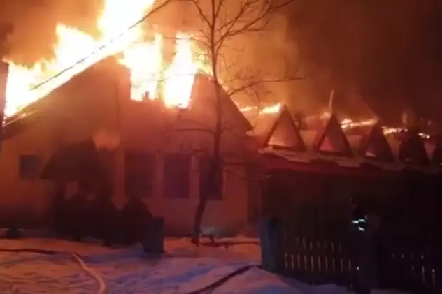 Fosta cabană turistică Usturoiu, distrusă complet de un incendiu