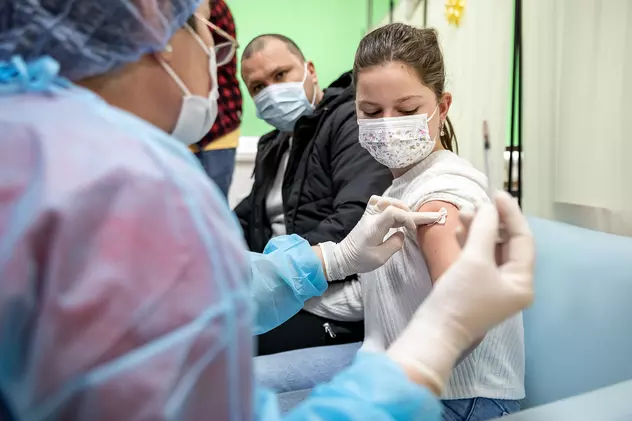 Medici din România, Marea Britanie și Israel, despre vaccinarea copiilor români între 5 și 11 ani: „Trebuia să înceapă înainte de valul Omicron”