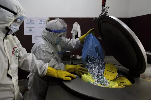 Avertisment al OMS: Pandemia a lăsat un "munte" de deşeuri medicale care pot fi periculoase