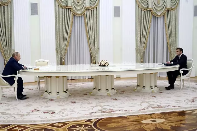 Val de glume pe net, după ce președintele rus Putin l-a primit la Kremlin pe Macron la o masă lungă de șase metri