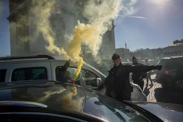 Manifestanții care au intrat în Paris pentru protestul inspirat de „Convoiul libertății”, dispersați cu gaze lacrimogene de poliție
