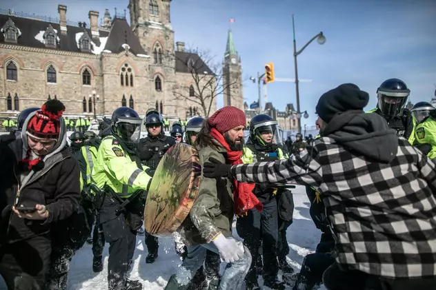 „Ocupația ilegală s-a încheiat”. Poliția canadiană a dispersat camionagiii protestatari, cu grenade paralizante și spray cu piper