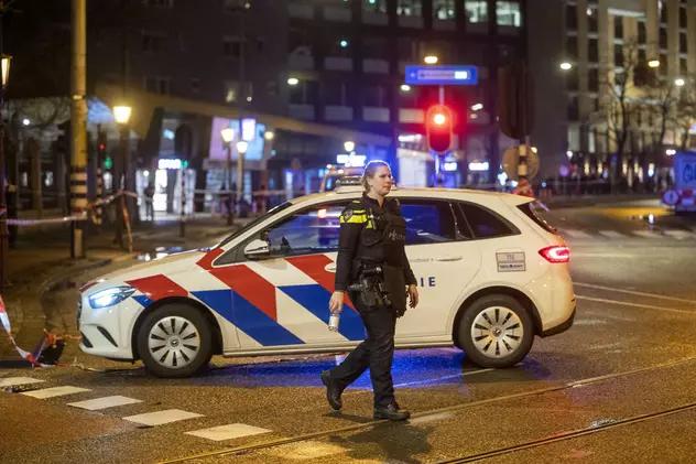 Cel puțin o persoană a fost luată ostatică în Amsterdam de un bărbat înarmat, anunță Poliția locală