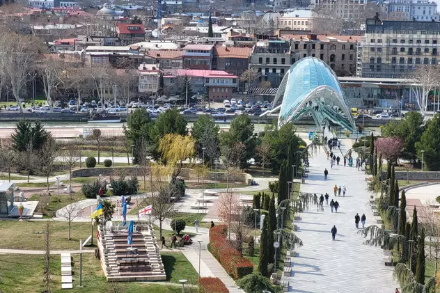 Corespondență din Tbilisi - Georgia. Ce se întâmplă în orașul unde refugiații ruși și cei ucraineni le cer socoteală lui Putin și lui Stalin