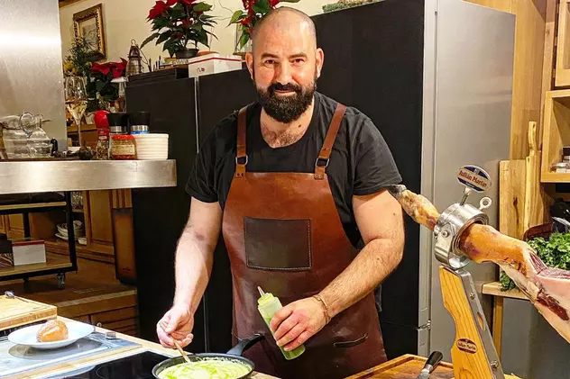 Chef Adi Hădean găteşte pentru refugiaţii ucraineni, la punctele de frontieră. „Dragii mei, sunt la Sighetu Marmaţiei”