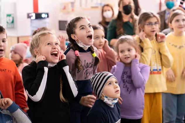 Copiii ucraineni refugiați în România, integrați social cu muzică și jocuri interactive. „Este pentru prima oară în ultima săptămână când s-au simțit copii”
