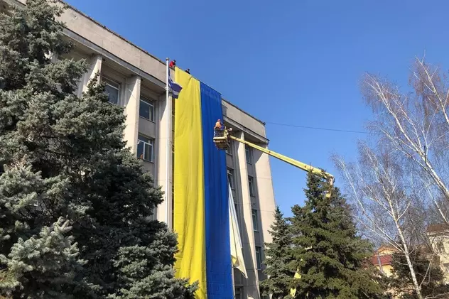 Locuitorii din orașul Herson, capturat de ruși, au afișat un steag imens al Ucrainei pe clădirea primăriei