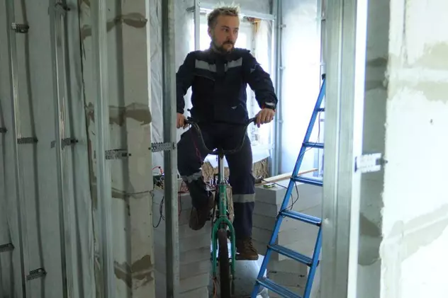 În Cernihivul rămas fără curent, Volodimir produce energie cu un generator improvizat, pe care îl alimentează dând la pedalele unei biciclete vechi