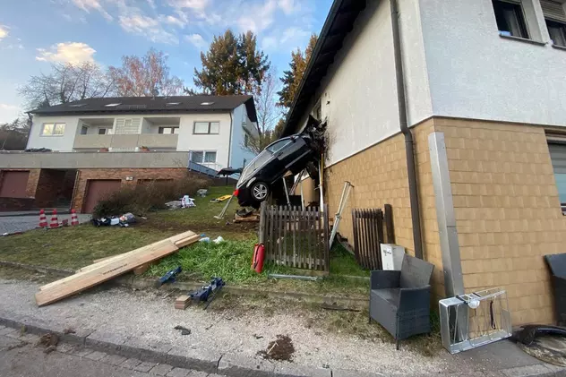 VIDEO| Un șofer care a vrut să se sinucidă s-a înfipt cu un Audi în primul etaj al unei case, în Germania