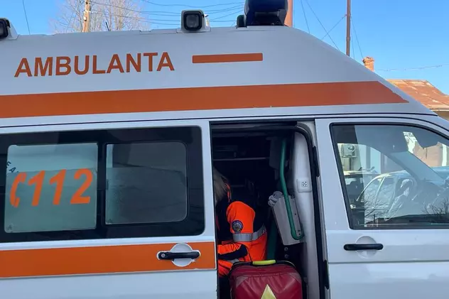 O ambulanță care transporta un copil de 14 ani, rănit grav într-un accident rutier, lovită de o altă mașină