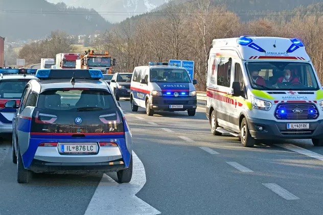 Un șofer român de TIR s-a bătut cu polițiștii pe o autostradă din Austria. A rănit 4, apoi l-au amețit cu spray cu piper