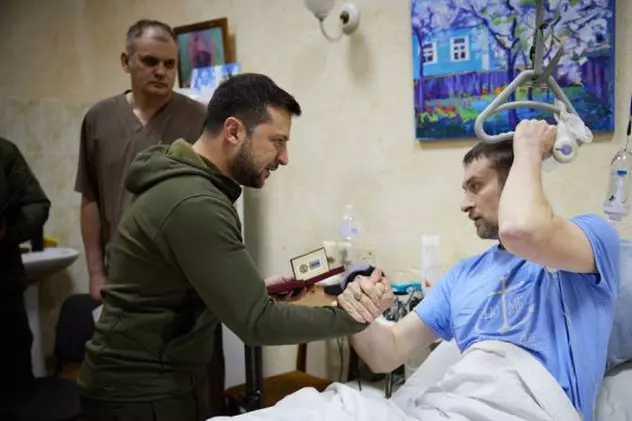 Volodimir Zelenski a vizitat militarii ucraineni răniți dintr-un spital. „Sănătate grabnică, băieți”