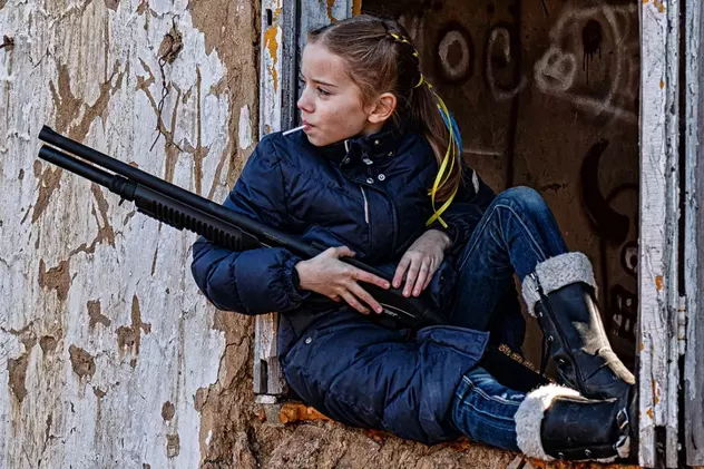 „Fetiță cu acadea” - adevărul despre fotografia devenită virală și folosită de Donald Tusk pentru a cere sancțiuni mai dure împotriva Rusiei