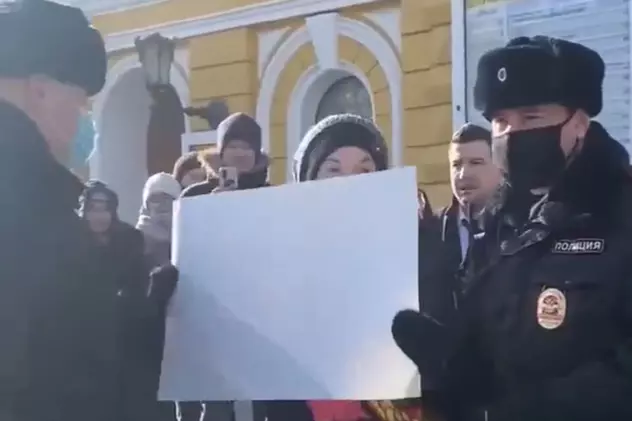 VIDEO | Tânără arestată în Rusia, după ce a ieșit să protesteze față de război ținând în mâini o coală de hârtie pe care nu era scris nimic