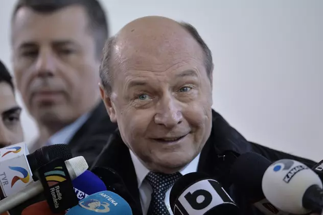 Traian Băsescu a provocat un accident în București. Fostul președinte a lăsat un bilet pe mașina lovită