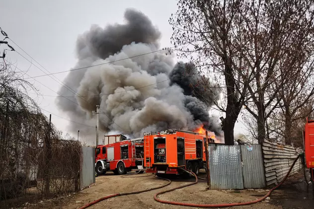 S-a încheiat intervenția pompierilor de la centrul de deșeuri din Glina. Autoritățile au deschis o anchetă în urma incendiului