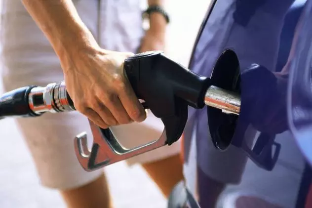 VIDEO Prețul petrolului a scăzut cu 30%, dar carburanții abia s-au ieftinit. Ce se întâmplă cu prețurile la pompă