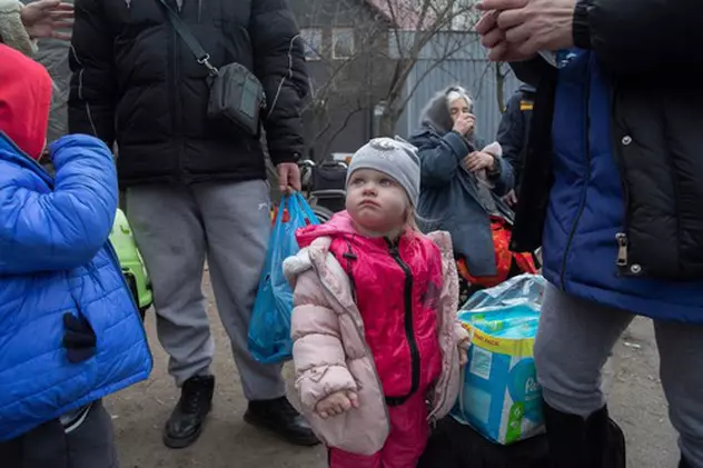 Război în Ucraina, ziua 26 | Convoi cu civili plecat din Mariupol, bombardat în Zaporojie. Sunt copii printre răniți, doi în stare gravă