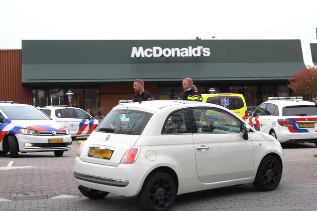 Doi oameni au fost împușcați mortal într-un restaurant McDonald's din Olanda. Poliția încă îl caută pe atacator