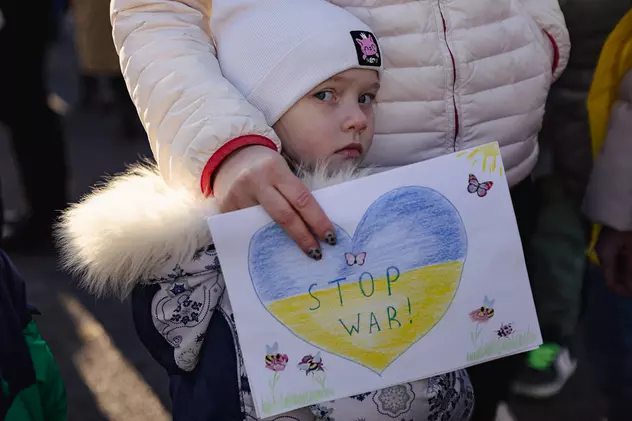 Refugiații ucraineni au protestat, alături de români, în fața Ambasadei Rusiei, cu gândul la cei de acasă „care trăiesc sub pământ”