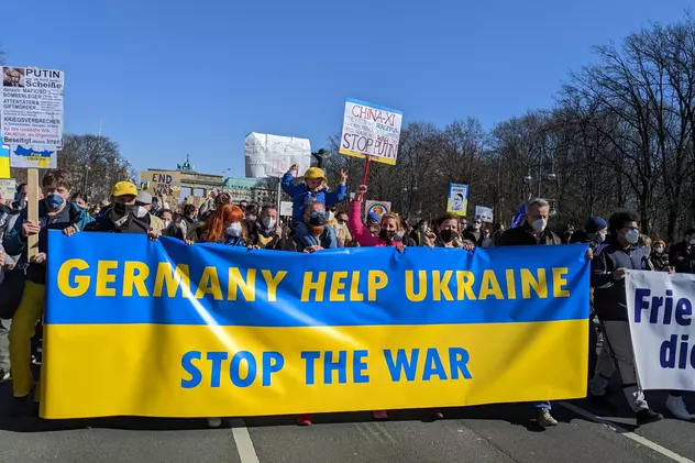 Reportaj din mijlocul a 60.000 de oameni care au protestat la Berlin pentru Ucraina. „Nu înarmării” vs „Nu putem opri războiul fără arme”