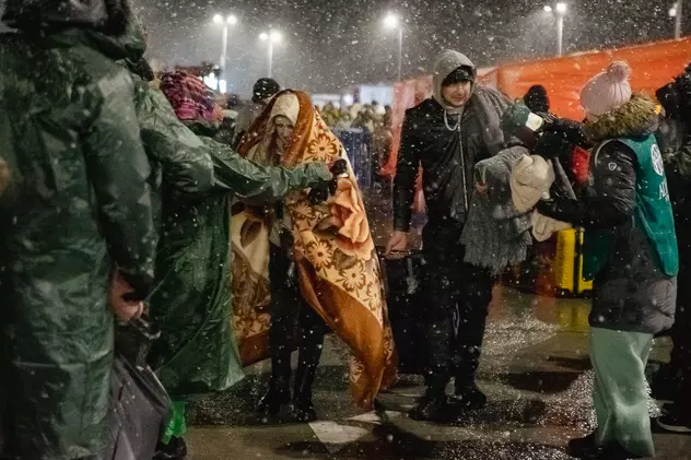 IMAGINI. Refugiații împinși de război au ajuns în Vama Isaccea, în prima noapte de primăvară. „Mai frig ca în Ucraina”