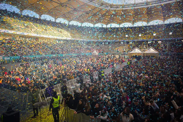 Mii de tineri la minus 5 grade Celsius pe Stadionul Național din București la concertul de strângere de fonduri pentru Ucraina