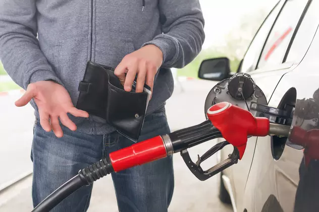 Prețul petrolului a scăzut cu 30%, dar carburanții abia s-au ieftinit. Ce se întâmplă cu prețurile la pompă