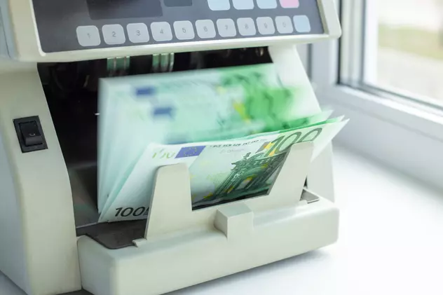 Criză de euro la mai multe case de schimb și bănci din București. Unii clienți, puși pe liste de așteptare. Bancher: „Se fac importuri de valută cu avionul. E ceva temporar”