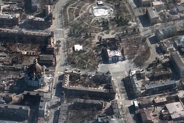 Război în Ucraina, ziua 24 | Bombardamente masive în mai multe orașe. Urmările atacului asupra teatrului din Mariupol, văzute din satelit