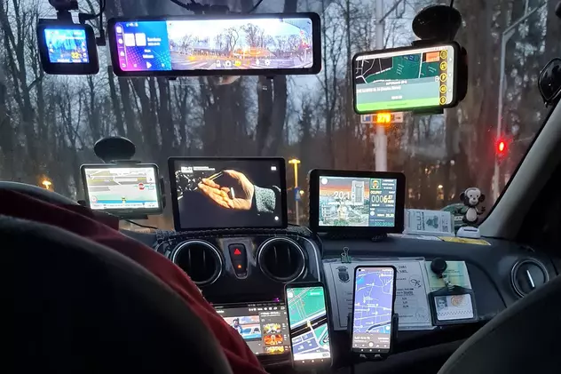 Taximetrist din Cluj cu 10 ecrane pe bord, se plânge clientei: „Greu cu tehnologia!”