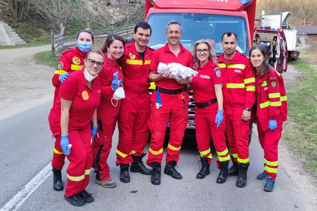 „Misiune memorabilă” pentru un echipaj SMURD din Cluj. O femeie a născut o fetiță, în drum spre spital