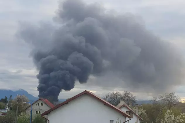 Incendiu puternic într-o piaţă de haine second-hand din Braşov. Pompierii le-au cerut localnicilor să închidă ferestrele