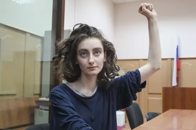 Fără frică. Ce a spus în fața judecătorilor o studentă din Rusia, arestată la domiciliu de un an de zile, care are voie să iasă din casă doar între 8 și 10 dimineața