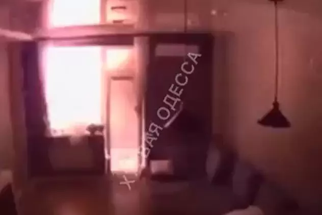 Momentul în care o rachetă lovește un bloc din Odesa, surprins de o cameră instalată într-un apartament