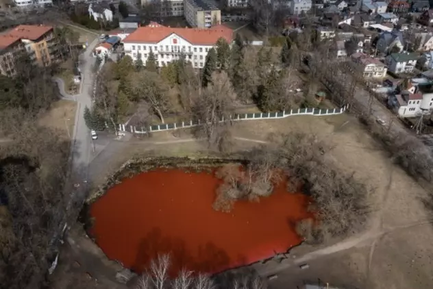 Lac „de sânge” în fața Ambasadei Rusiei din Lituania. Protestul vine după masacrul din Bucha