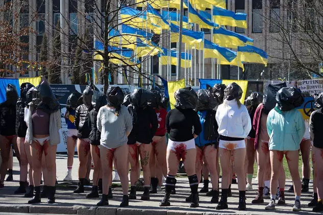 Cu vopsea roșie pe corp, mâinile legate la spate și saci negri pe cap, femeile din Letonia au protestat față de violurile comise de ruși în Ucraina