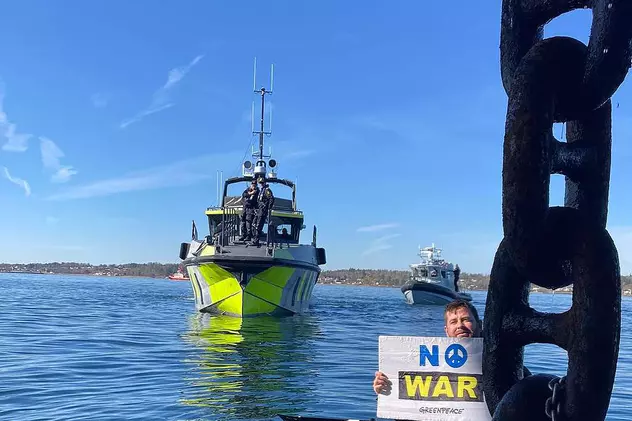Activiștii Greenpeace s-au legat cu lanțuri de o navă care aducea petrol din Rusia în Norvegia