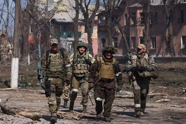 Rușii aruncă în gropi comune soldații ucraineni pe care îi ucid în Donbas: „Nu e timp să ne ocupăm corect de morți”