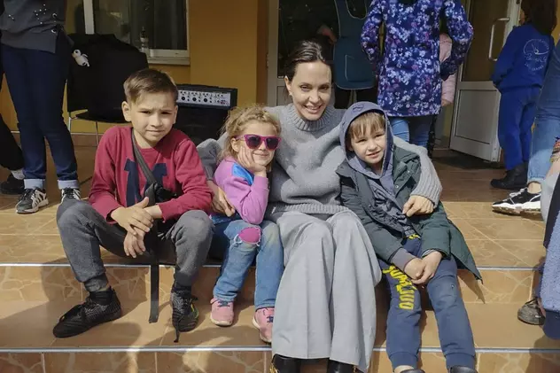 Angelina Jolie se află în Ucraina. A vizitat un internat și un spital din Liov