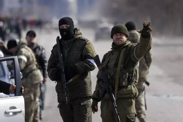 „Luptăm de o lună fără muniție nouă, fără apă, murim în haită”. Furia luptătorilor ucraineni din Mariupol care acuză Kievul că i-a abandonat