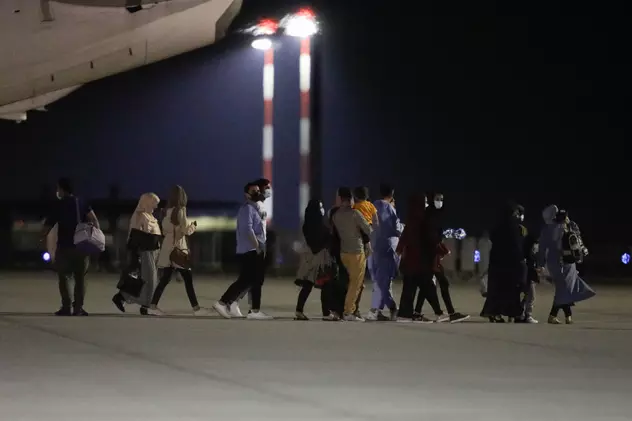 Refugiaţii de care am uitat. Ce s-a ales de „programele de integrare” pentru afganii aduși în România după ce talibanii s-au întors la putere