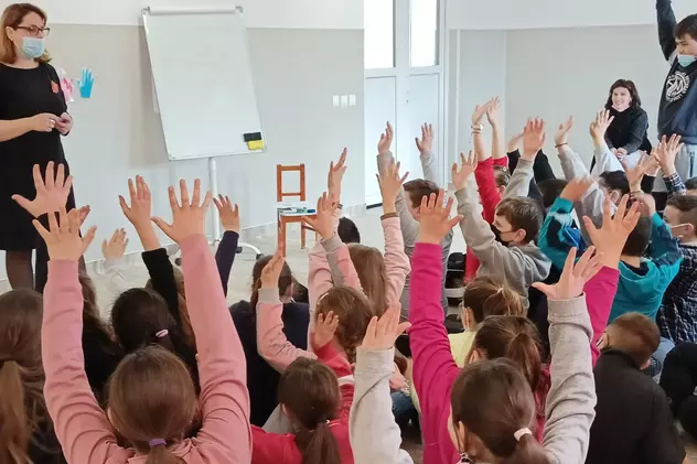 Metoda prin care o învățătoare dintr-un sat din Cluj îi ajută pe elevi să-și înțeleagă emoțiile: „Afirmațiile pozitive pot vindeca”