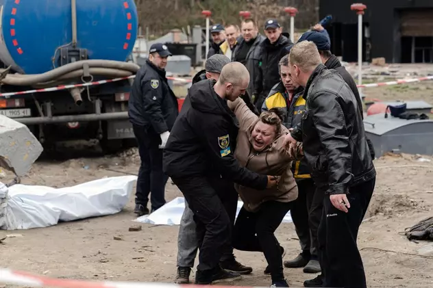 „Sunt pantofii lui!”. Momentul în care o mamă își recunoaște fiul ucis de ruși într-o canalizare, la Buzova, lângă Kiev