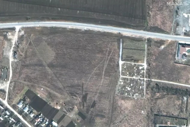 O nouă groapă comună, descoperită lângă Mariupol. „Rușii au săpat tranșee de 30 de metri lățime și aruncă oameni înăuntru”